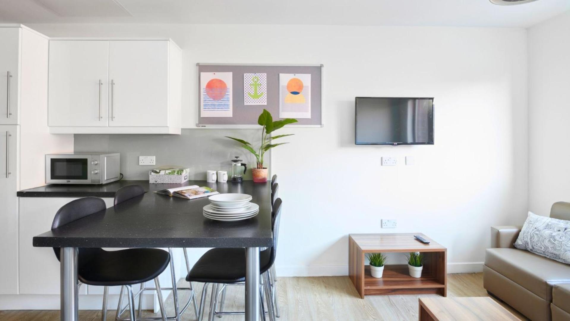 Stylish Private Ensuite In The Heart Of Apartment